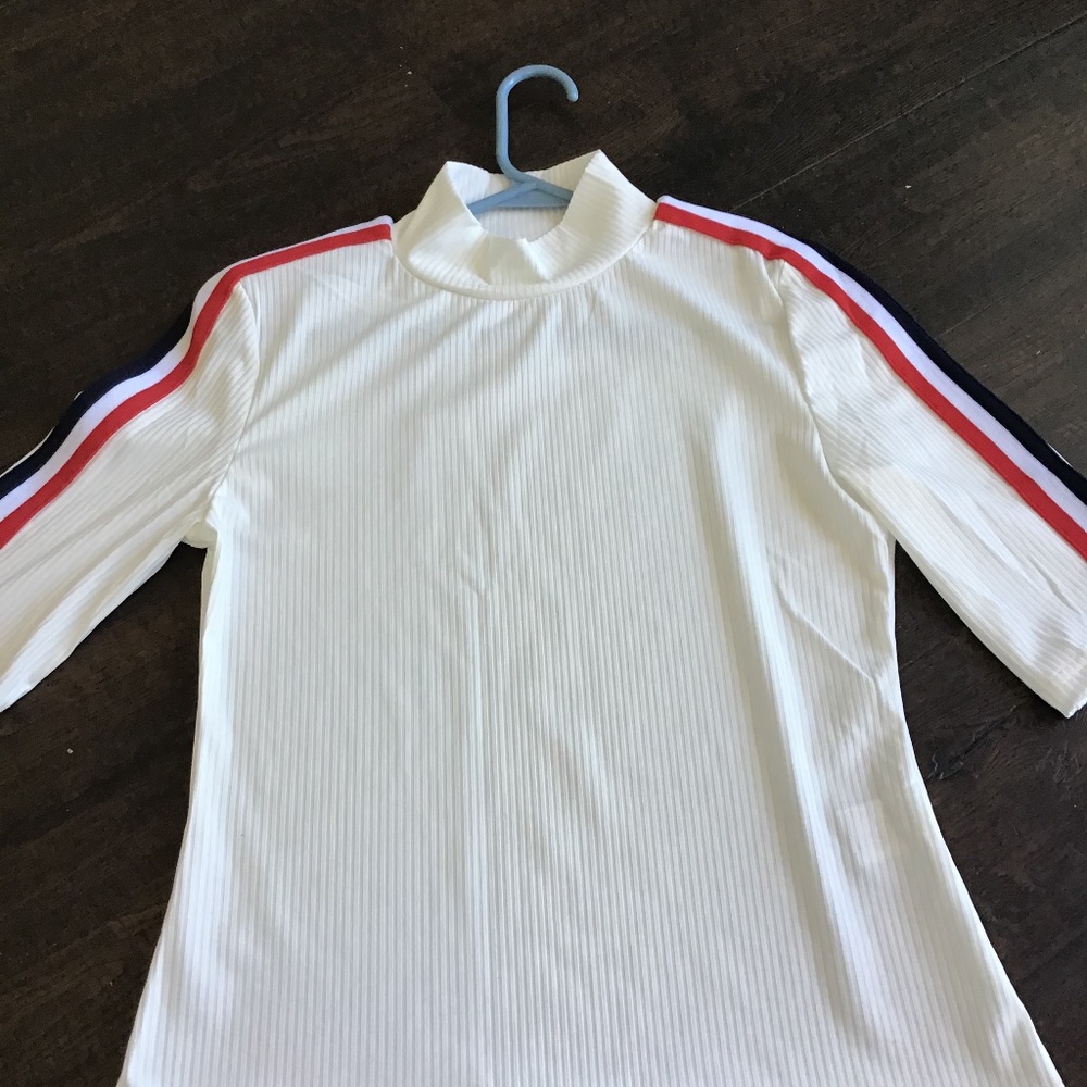 BRAND NEW Women’s ribbed shirt with stripe